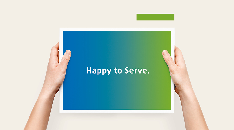 Key Visual "Happy to Serve." Pacovis - Hände mit Serviertablett 