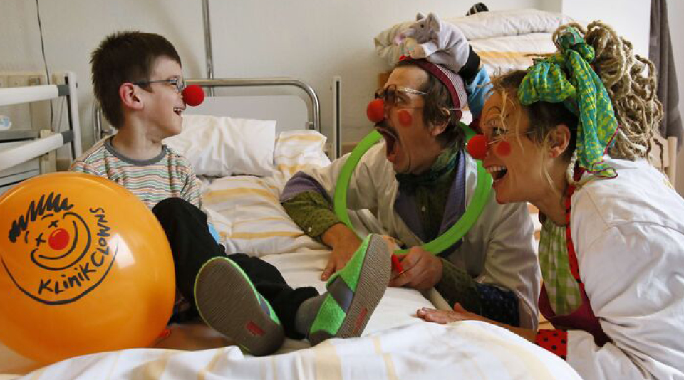 Klinik Clowns bespassen Kind im Kinderspital