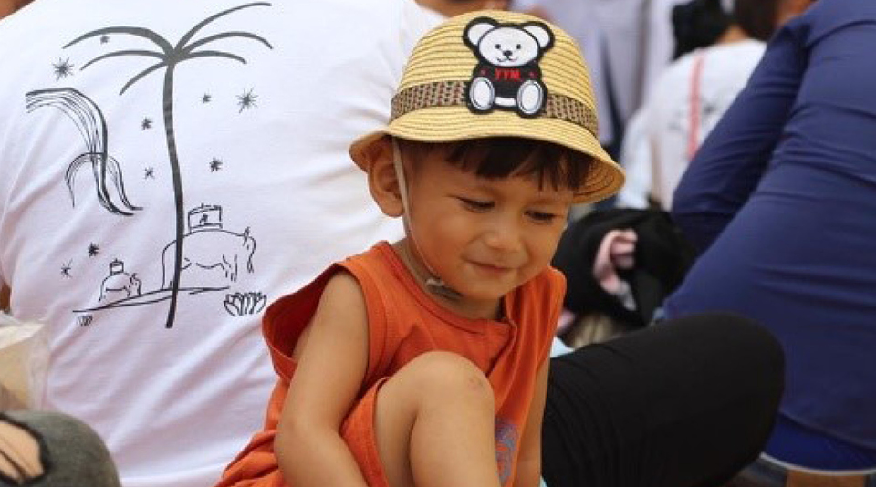 Kind mit Hut vor dem Kinderspital Kantha Bopha