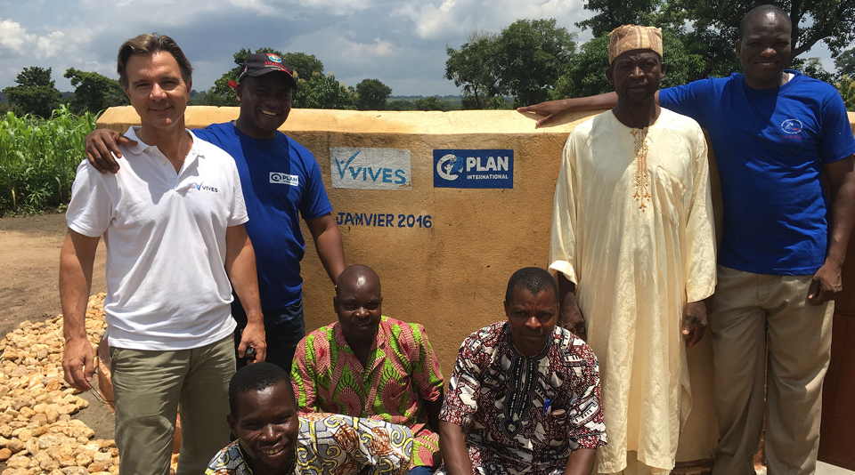 Mitarbeiter der Stiftung Vives mit Bevölkerung vor Wasseraufbereitungsanlage