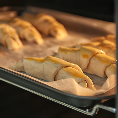 Croissants auf Backtrennfolie in Backofen