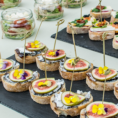 Fingerfood-Häppchen und Salate für Apèro-Buffet und Catering