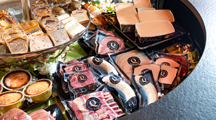Auslage einer Metzgerei mit Fleisch verpackt in Pacovis-Produkten der Marke Q-vom Feinsten